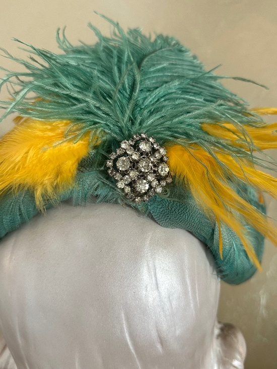 FESTIVE 1950s\' AQUA/GOLD FEATHER COCKTAIL HAT + BROOCH main image 4